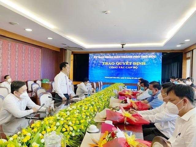 Chủ tịch UBND TP Thủ Đức Hoàng Tùng phát biểu chúc mừng các nhân sự mới.