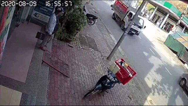 Nam thanh niên đi xe máy tử vong sau cú tông cực mạnh với xe ô tô 16 chỗ.