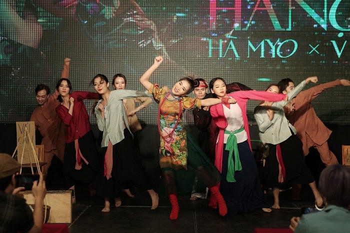 Ca sĩ Hà Myo tạo bất ngờ khi trình diễn bài xẩm kết hợp với rap, nhạc điện tử.