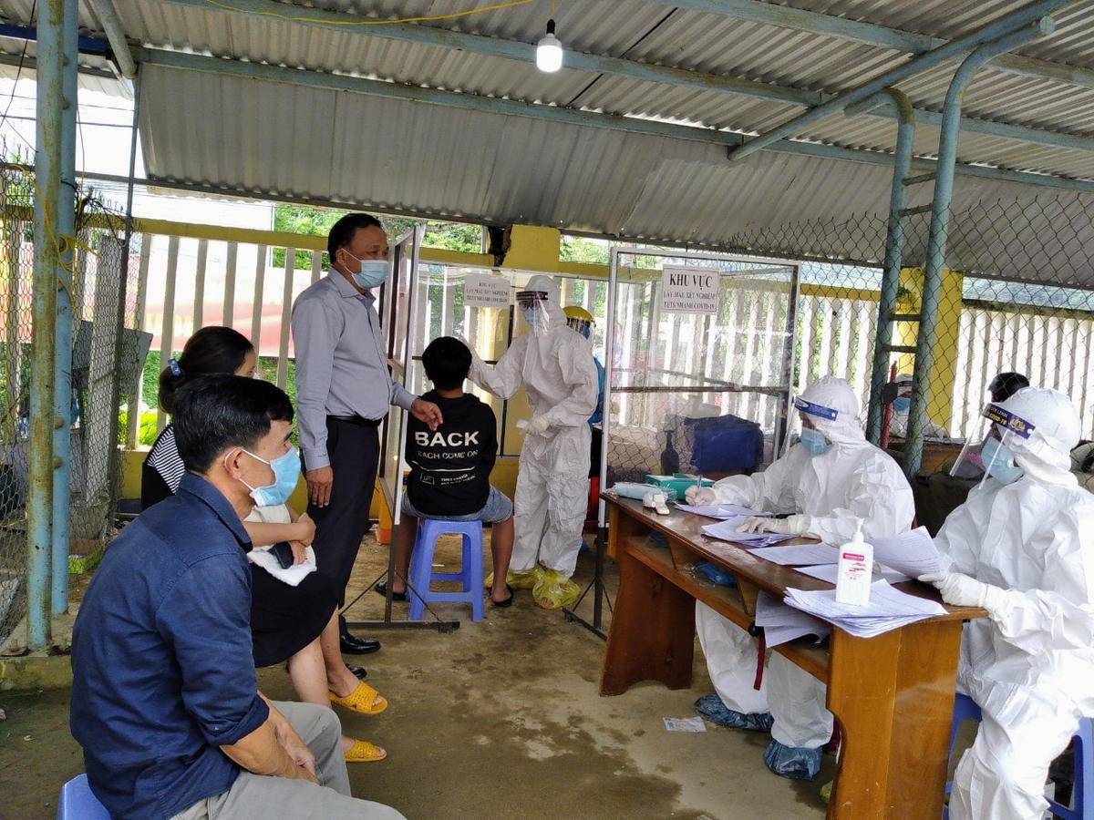 Khẩn trương truy vết, lấy mẫu xét nghiệm Covid-19.
