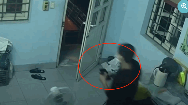 Tên trộm lấy 2 điện thoại ở trạm gác. (Ảnh cắt từ clip).