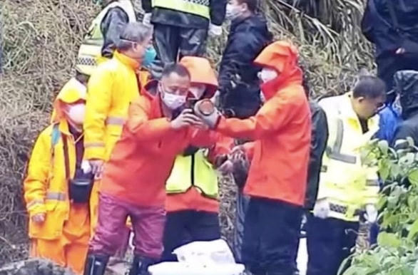 Đội tìm kiếm phát hiện hộp đen thứ nhất của máy bay Boeing 737-800 bị rơi của Hãng hàng không China Eastern Airlines. Ảnh: Tân Hoa xã.