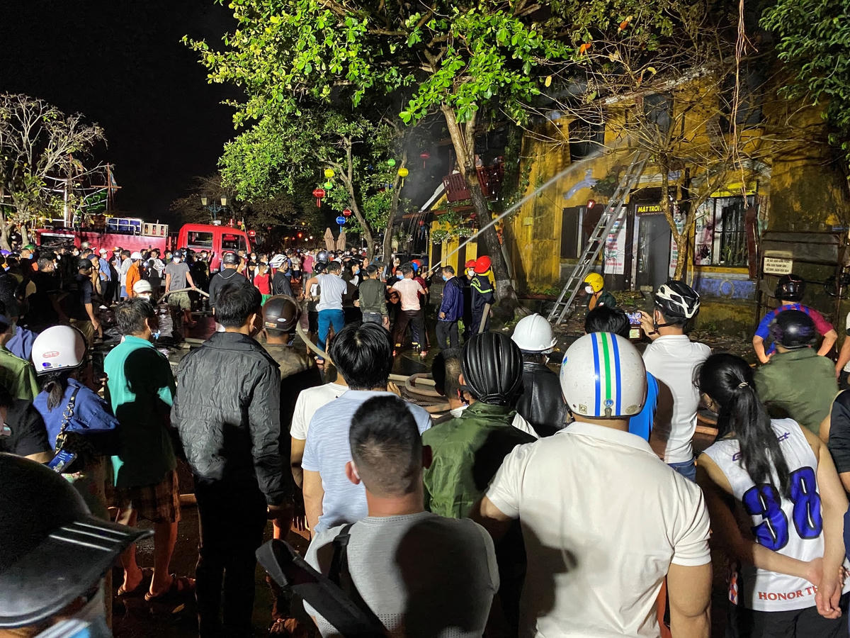 Người dân đứng xem lực lượng chức năng dập tắt ngọn lửa.