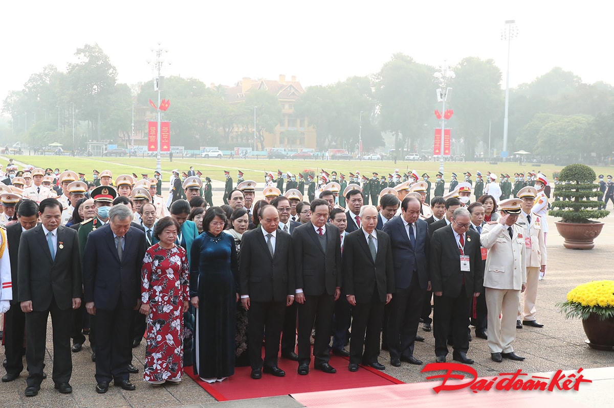 Thủ tướng Chính phủ Nguyễn Xuân Phúc, Chủ tịch UBTƯ MTTQ Việt Nam Trần Thanh Mẫn, Phó Chủ tịch nước Đặng Thị Ngọc Thịnh, các nguyên lãnh đạo Đảng, Nhà nước; các ủy viên Bộ Chính trị, Phó Thủ tướng; Ban Tổ chức, Ban Thi đua - Khen thưởng TƯ và các đoàn đại biểu dự Đại hội nghiêng mình kính viếng Chủ tịch Hồ Chí Minh.
