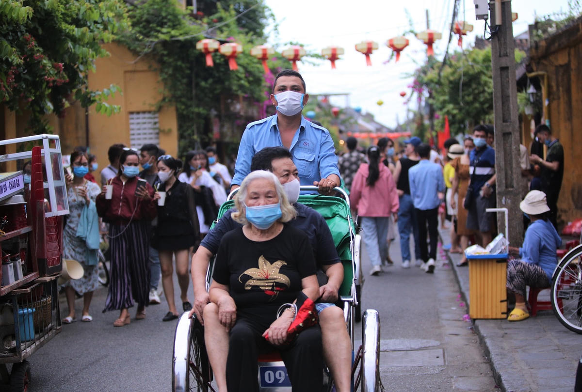 Khách du lịch tham quan phố cổ Hội An. 