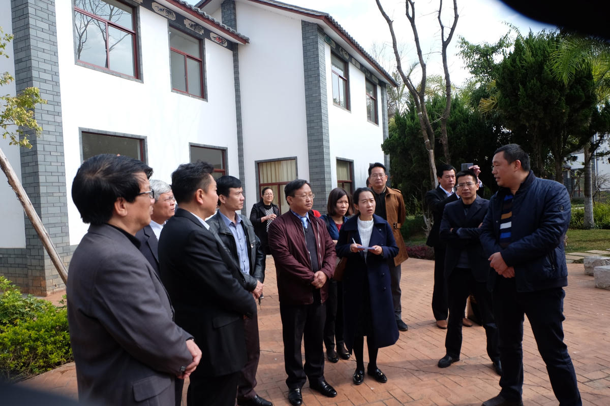 Ông Giàng Seo Vần (ở giữa) dẫn đầu đoàn công tác của tỉnh Lào Cai khảo sát công tác xây dựng nông thôn mới do Chính hiệp tỉnh Vân Nam, Trung Quốc tổ chức.