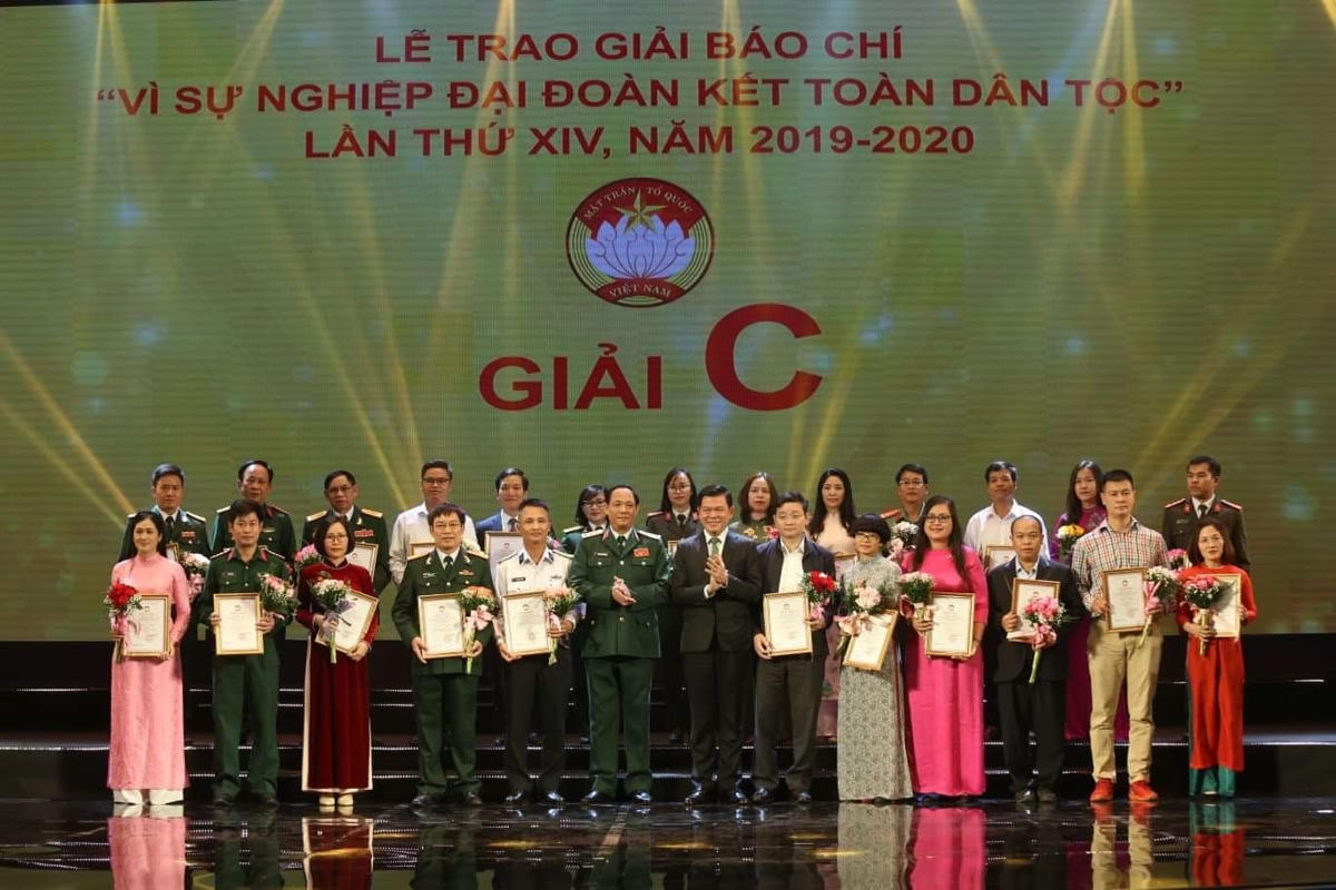 Thượng tướng Trần Quang Phương, Uỷ viên Trung ương Đảng, Phó Chủ nhiệm Tổng cục Chính trị Quân đội nhân dân Việt Nam và ông Nguyễn Hồng Lĩnh, Ủy viên Trung ương Đảng, Phó Trưởng ban Dân vận Trung ương trao giải cho các tác giả đạt giải C. 