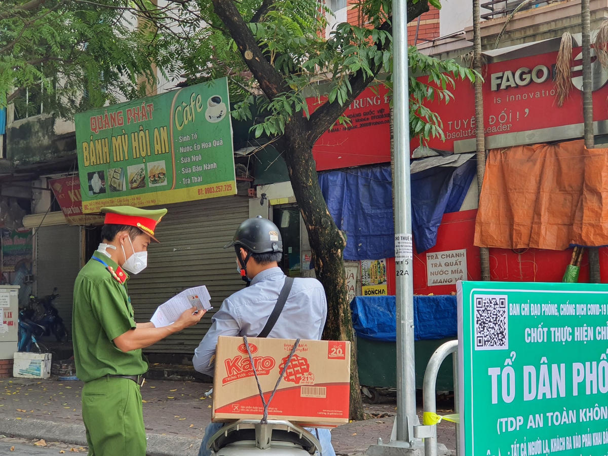 Đối với người vận chuyển hàng hóa, chỉ được giao tại bàn chốt trực, không đưa trực tiếp vào nhà dân.