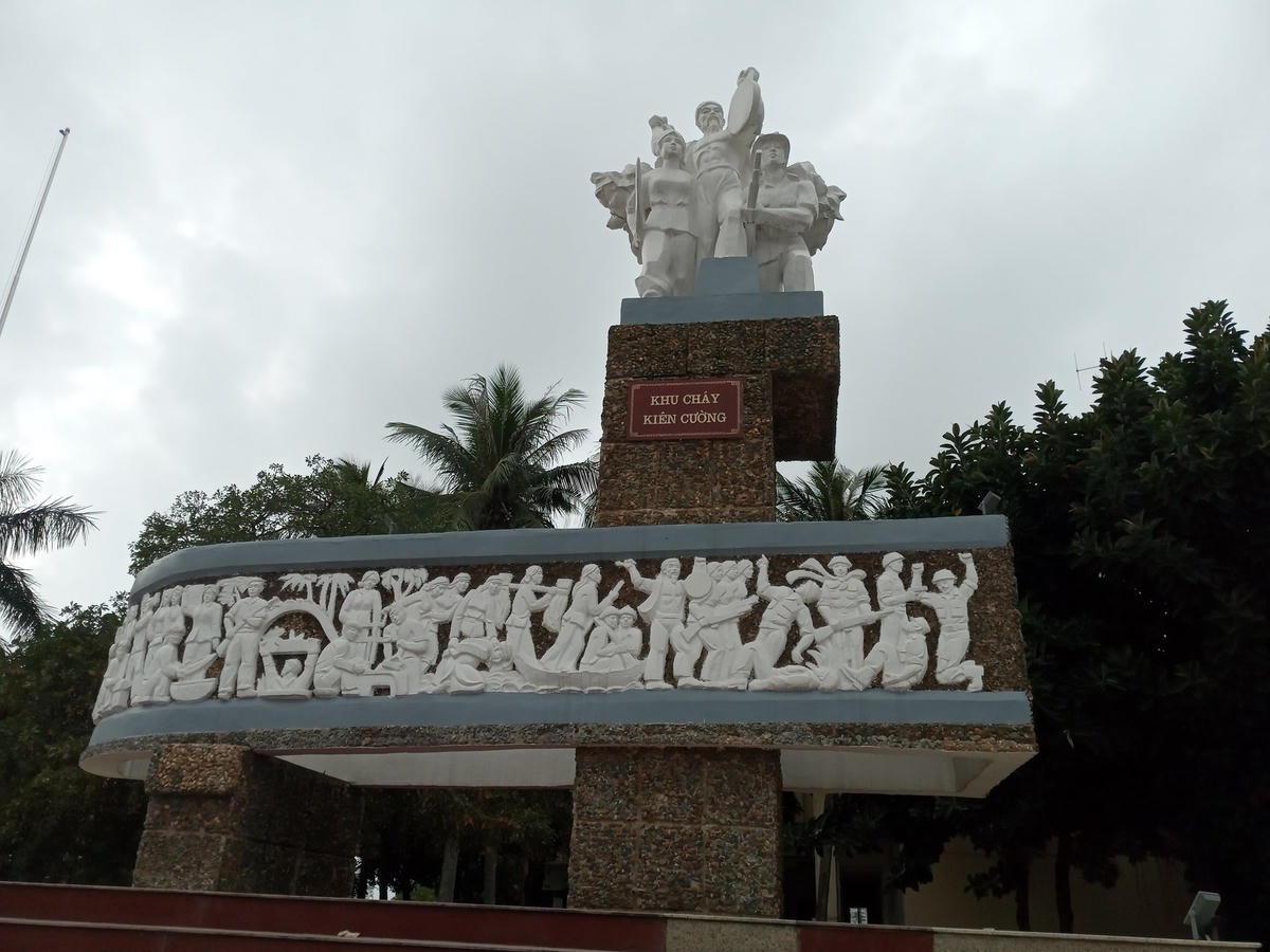 Tượng đài Khu Cháy.