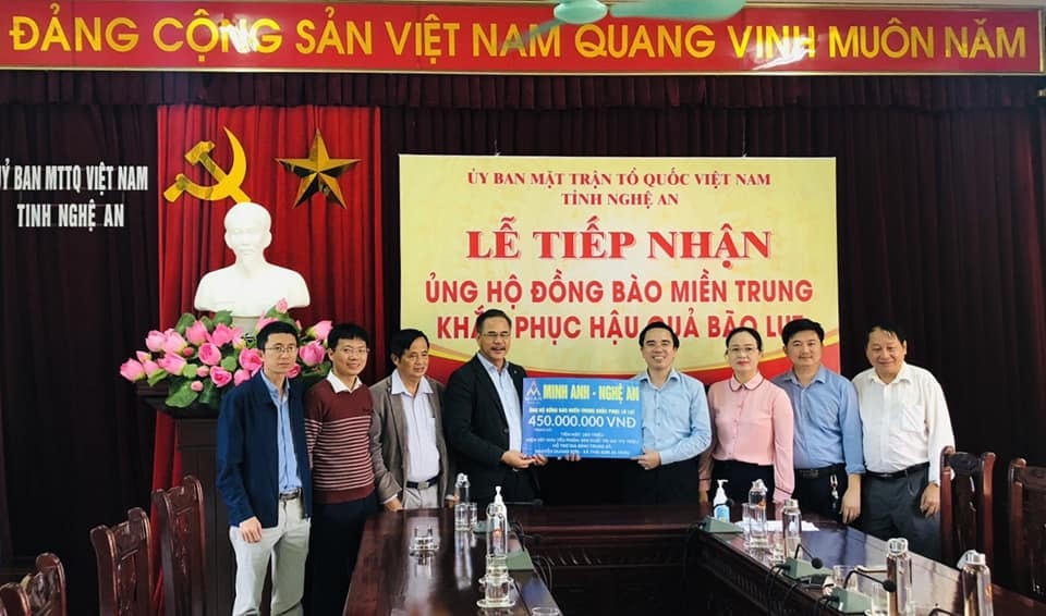 Các doanh nghiệp đóng trên địa bàn ủng hộ đồng bào miền Trung khắc phục lũ lụt.