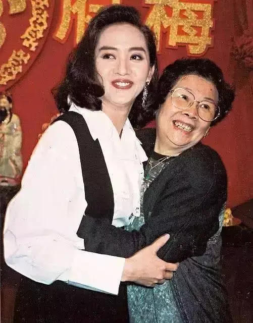 Nữ diva chụp ảnh bên cạnh người mẹ của cô - bà Đàm Kim Mỹ. Ảnh: Inf.