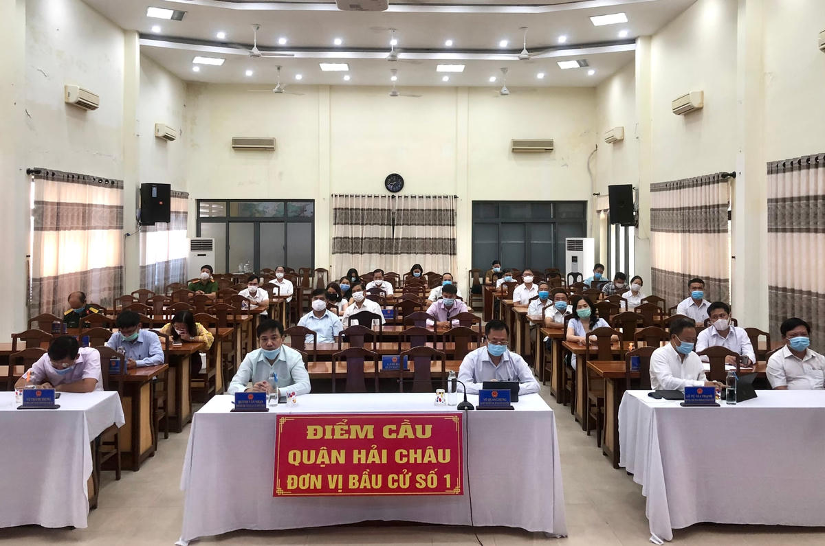 Cử tri quận Hải Châu (Đà Nẵng) tại buổi tiếp xúc do Ủy ban MTTQ Việt Nam TP Đà Nẵng tổ chức sáng 17/5. Ảnh Thanh Tùng.