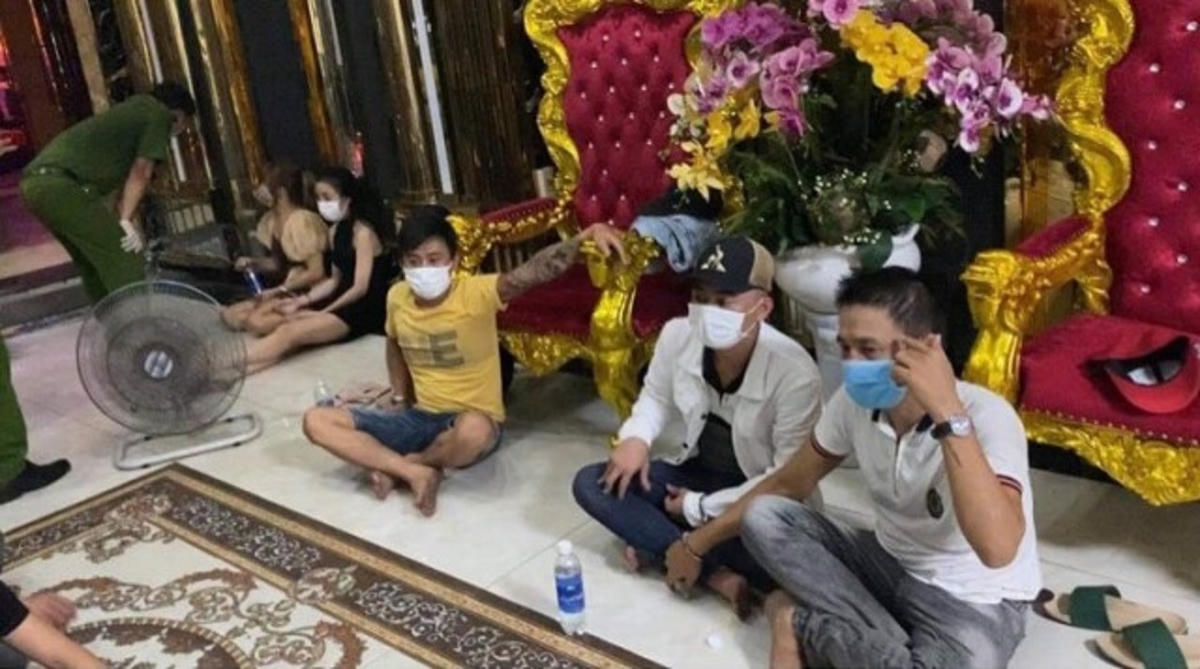 Các nam thanh, nữ tú trong quán karaoke Victory.