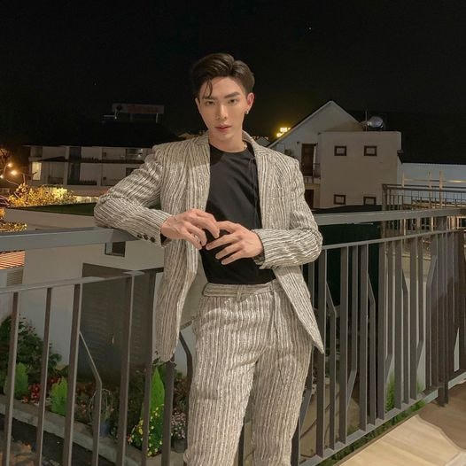 Erik thả 'thính' có bạn nào dính không nè: “Today is Friday. Còn anh thì free đây”.  