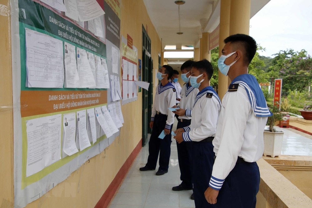 Cử tri thực hiện quyền bầu cử trên cụm đảo Hòn Khoai, Cà Mau. (Ảnh: Kim Há/TTXVN).