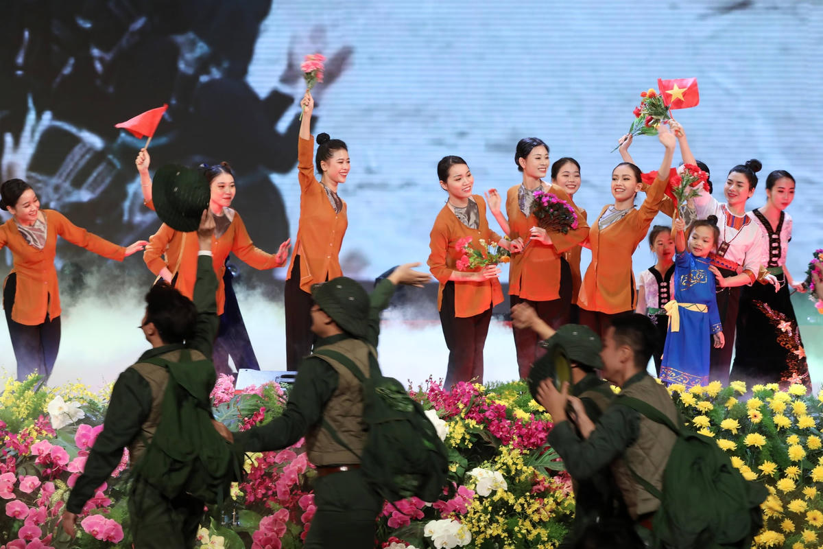 Một tiết mục biểu diễn chào mừng 90 năm Ngày truyền thống MTTQ Việt Nam, Hà Nội 18/11/2020. Ảnh: Quang Vinh.