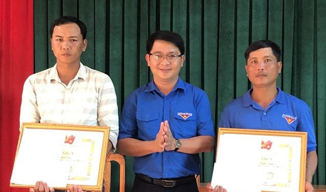 Ông Lương Đình Tiên, Phó Bí thư Tỉnh đoàn Bình Định, trao bằng khen, cho 2 thanh niên dũng cảm cứu người trong cơn lũ.
