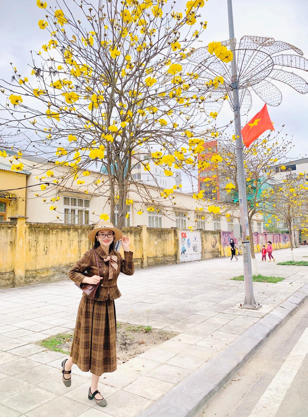 Các bạn trẻ thích thú tạo dáng chụp ảnh với phong linh. 