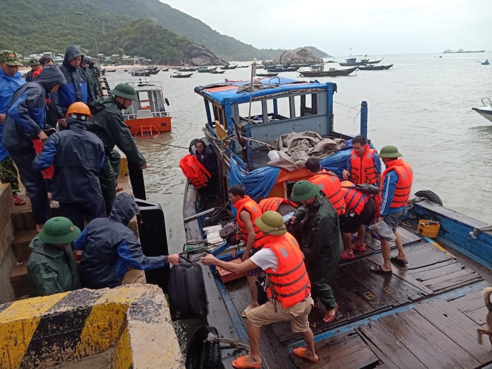Lực lượng cứu hộ đưa thuyền viên trên tàu Hải Hà 28 vào bờ.