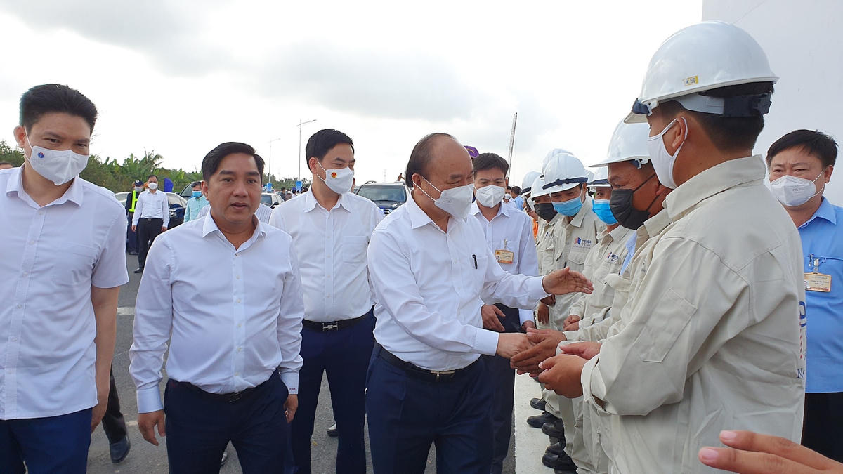 Chủ tịch nước Nguyễn Xuân Phúc động viên cán bộ công nhân thi công dự án.