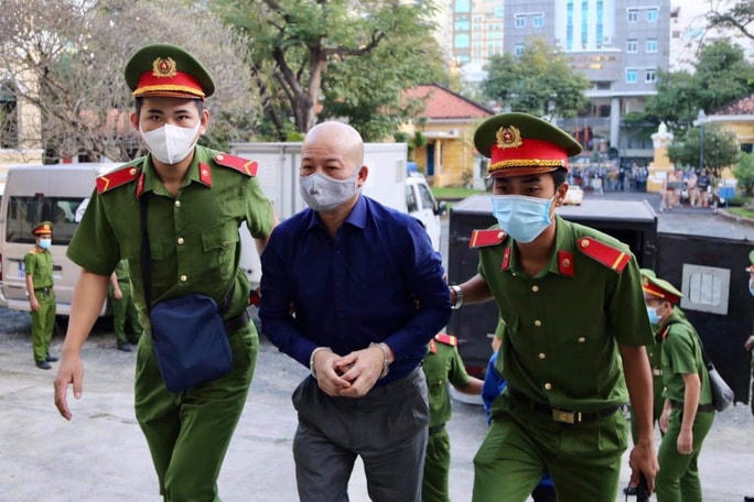 Dẫn giải bị cáo Đinh Ngọc Hệ vào tòa, ngày 15/12.