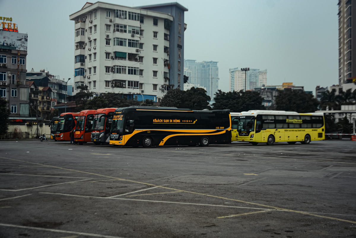 Hầu hết, các nhà xe đều than thở, “chưa có năm nào vắng khách như năm nay mỗi chuyến nhiều nhất cũng chỉ được 10 người”.