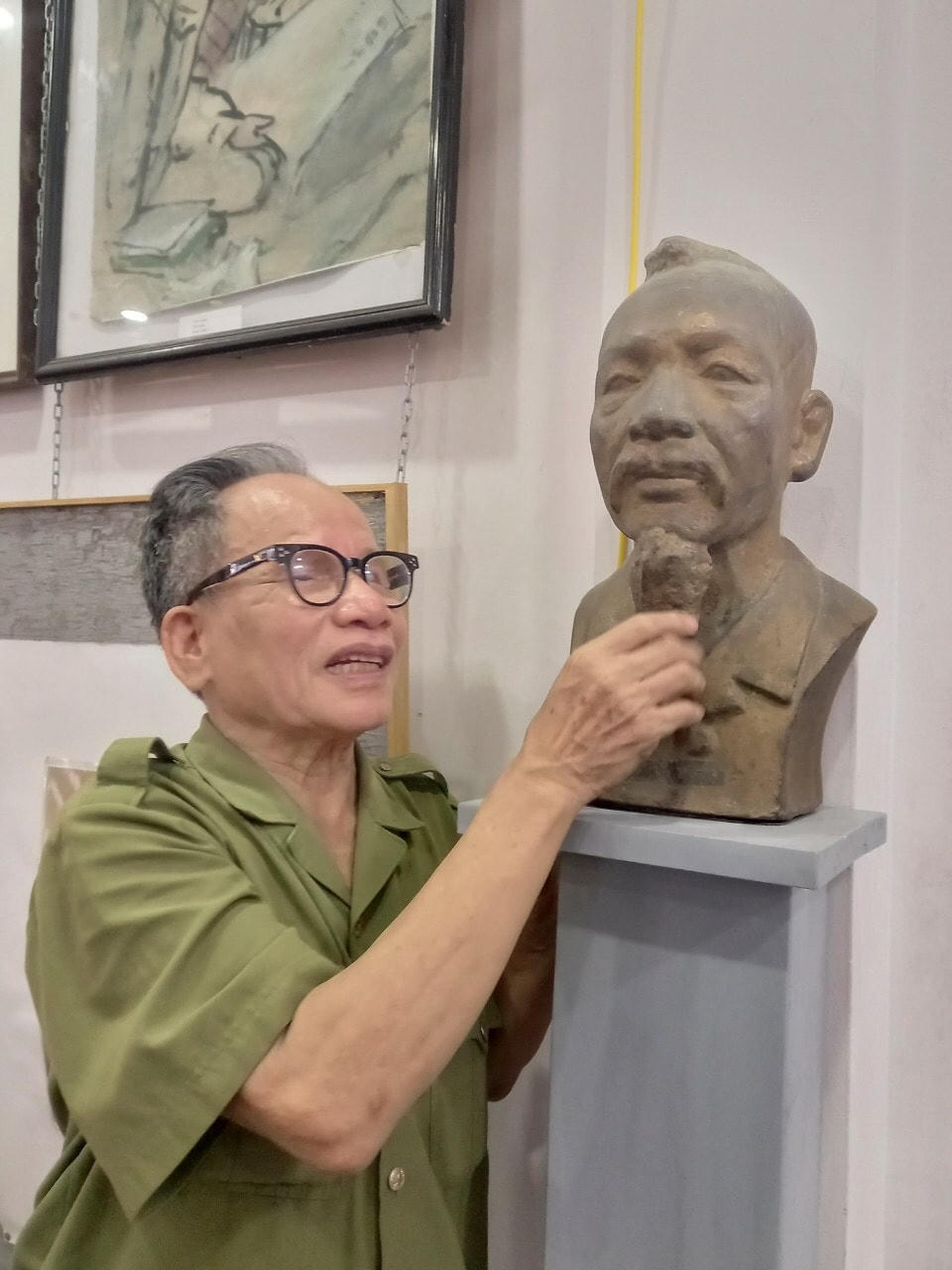 Lê Duy Ứng điêu khắc tượng cha - họa sĩ nhà báo Lê Yến.  