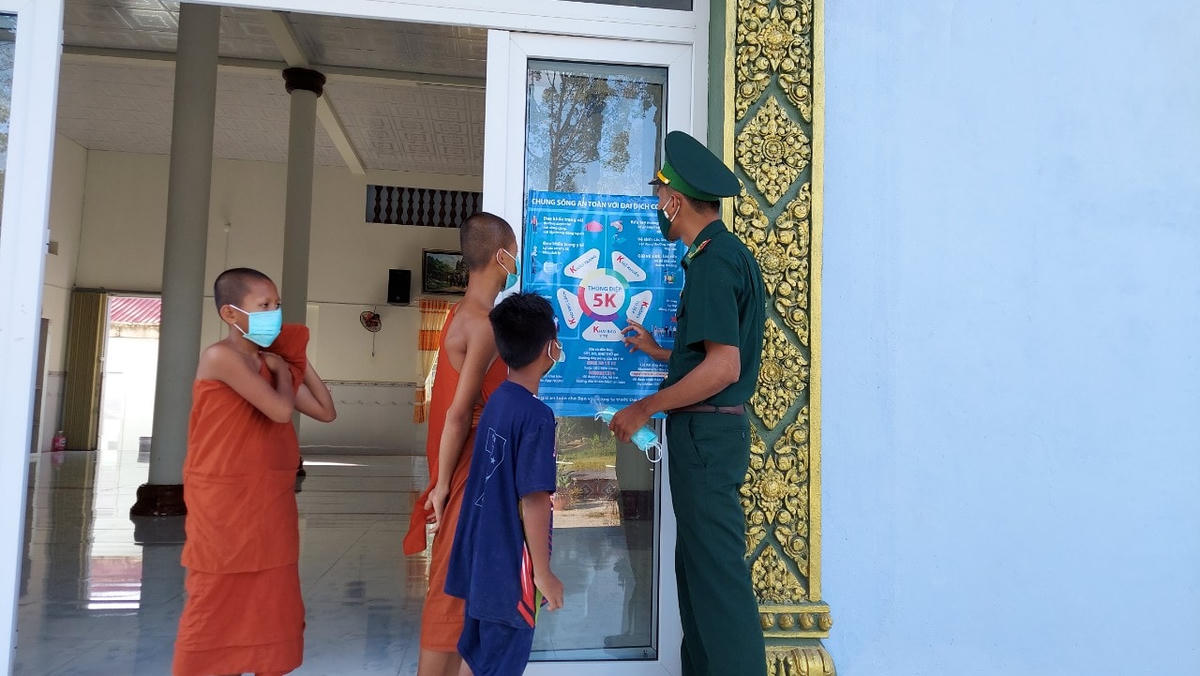 Lực lượng Bộ đội Biên phòng hỗ trợ phòng chống dịch, vận động bà con thực hiện "5K".