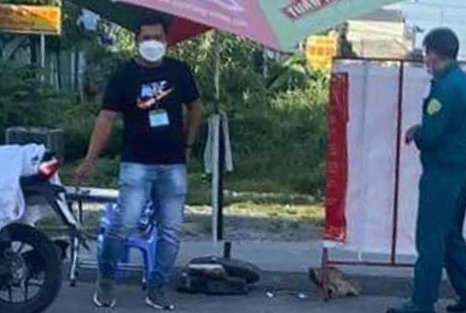 Trương Văn Công mặc quần bò áo đen ở chốt kiểm tra.
