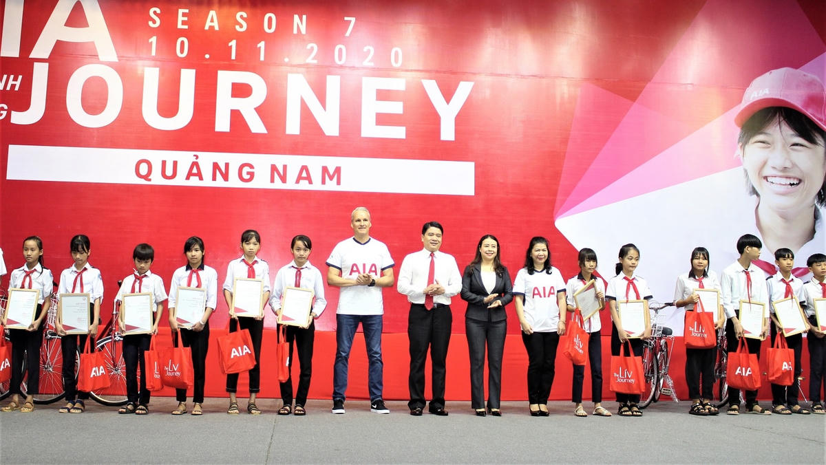 Lãnh đạo tỉnh Quảng Nam cùng AIA Việt Nam trao tặng quà, xe đạp cho học sinh hoàn cảnh khó khăn.