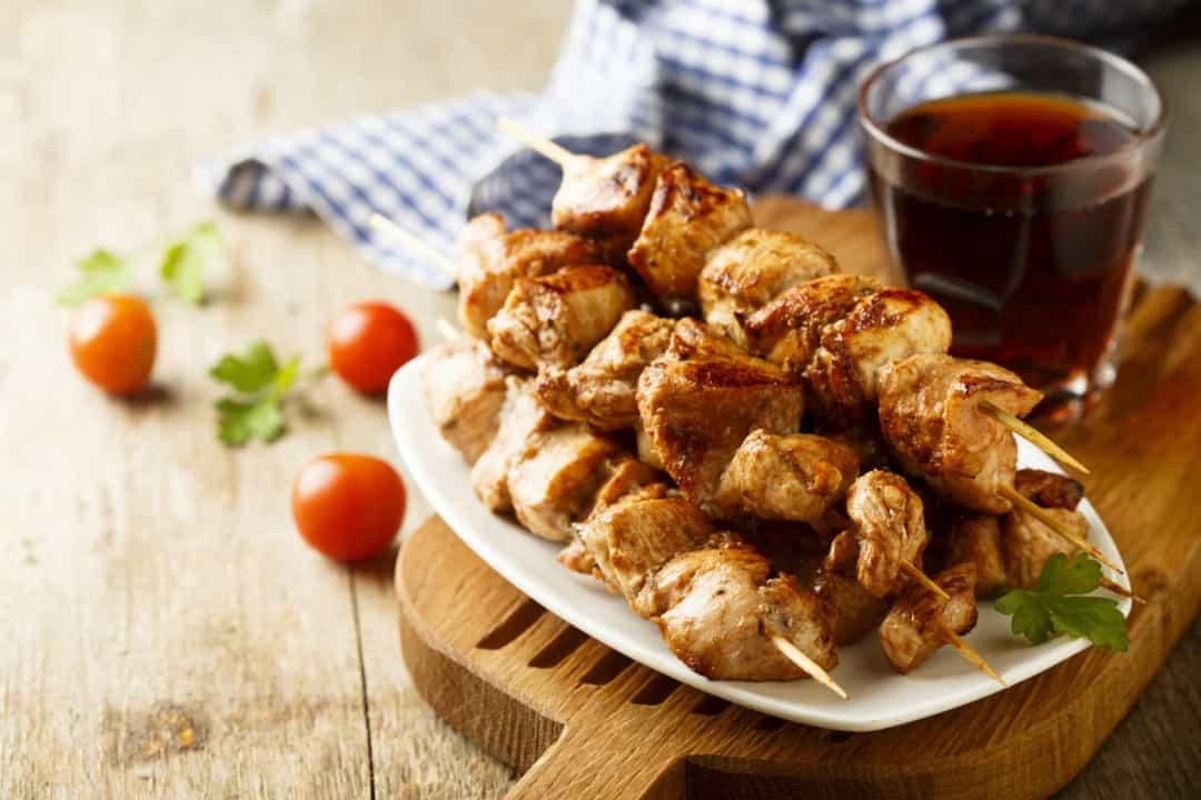  Coca-Cola có thể có ích cho các bà nội trợ, đặc biệt khi chế biến thịt. Tính axit có thể làm mềm thịt cũng như làm nước sốt rất ngon. 