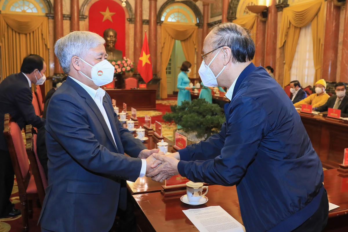 Chủ tịch Đỗ Văn Chiến cùng các đại biểu.
