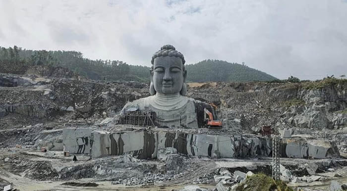 Tượng Phật bằng đá granite nguyên khối đang hoàn thiện ở mỏ đá Phước Lý.