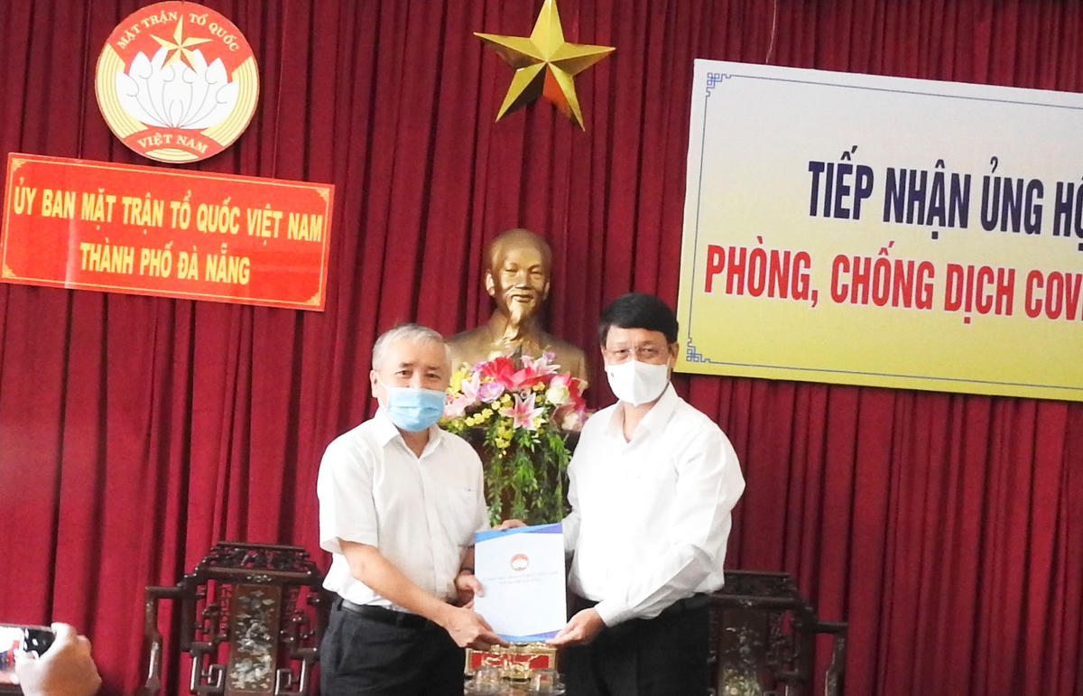 Chủ tịch Ủy ban MTTQ Việt nam TP Đà Nẵng trao thư cảm ơn cho đại diện Công ty CP tư vấn và phát triển kỹ thuật tài nguyên nước, đã ủng hộ 50 triệu đồng phòng, chống dịch Covid-19.
