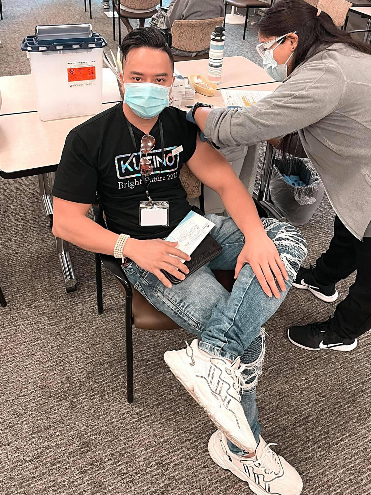 Cao Thái Sơn chia sẻ trải nghiệm tiêm vaccine ngừa Covid-19 tại Mỹ: “Mình cũng đã được tiêm phòng vaccine Covid rồi các bạn ơi. Tiêm xong chưa thấy tác dụng phụ gì, chỉ hơi nhức tí ở bắp tay thôi. Chúc cả nhà luôn vui khoẻ hạnh phúc, dù được chích vaccine nhưng ra đường vẫn ko quên mang khẩu trang nhé !!!”.  