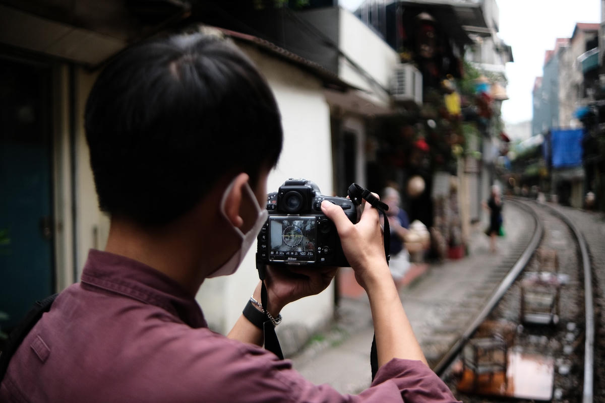 Anh Đặng Đình Long (Hải Dương) chia sẻ: ‘’Mình là sinh viên mới lên Hà Nội học. Mình rất thích loại hình du lịch này, có thể vừa uống cà phê, vừa ngắm nhìn tàu đi qua. Cảm giác sợ nhưng rất kích thích.''