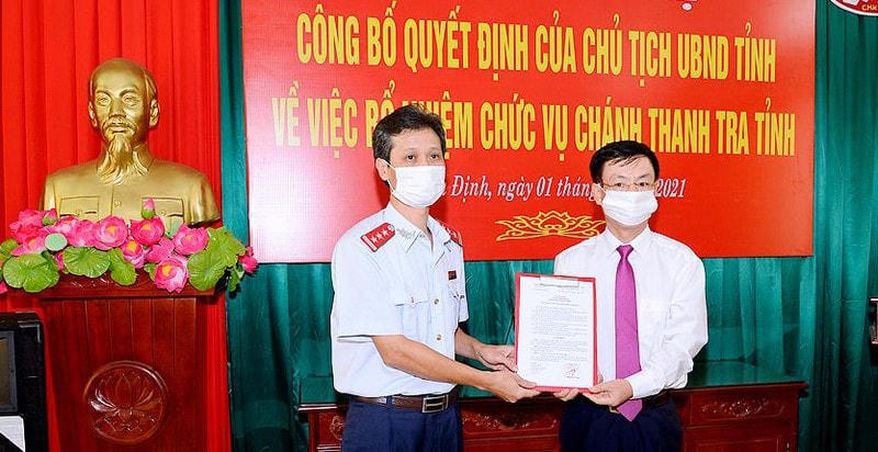 Chủ tịch UBND tỉnh Phạm Đình Nghị trao quyết định tới ông Đinh Ngọc Văn.
