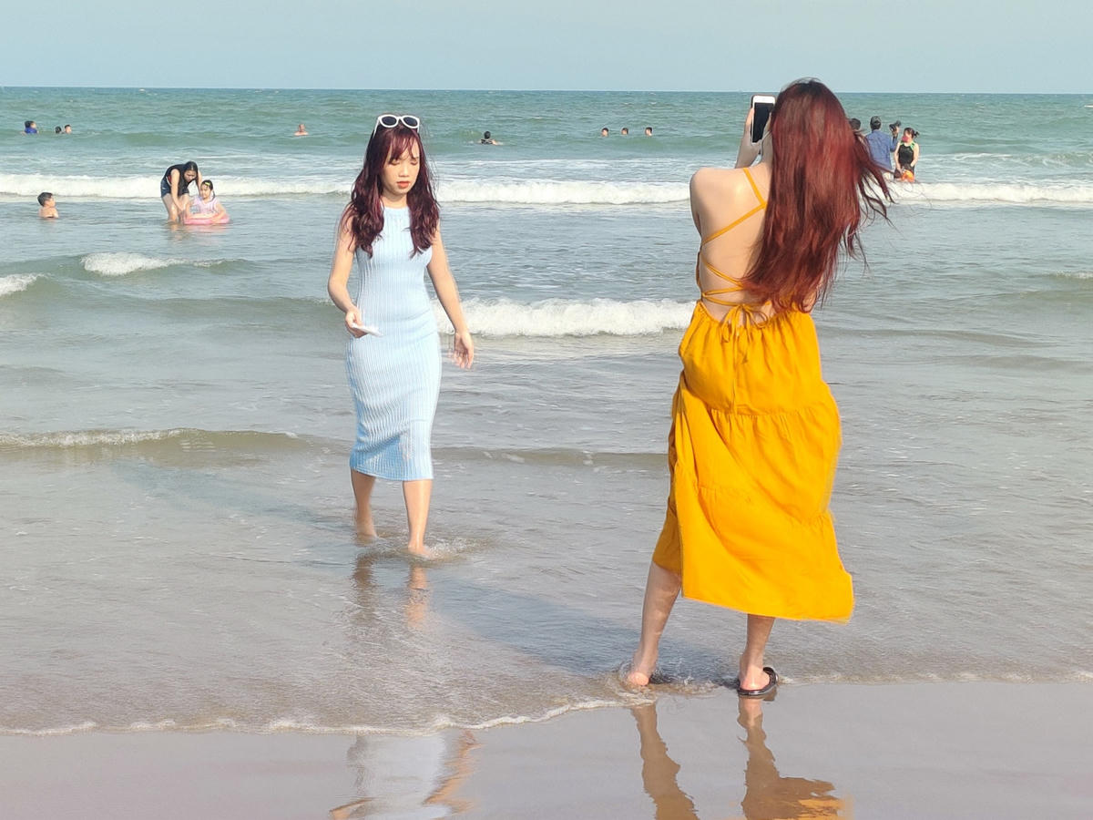 Thời tiết nắng đẹp nên rất nhiều du khách lựa chọn selfie hướng về biển.