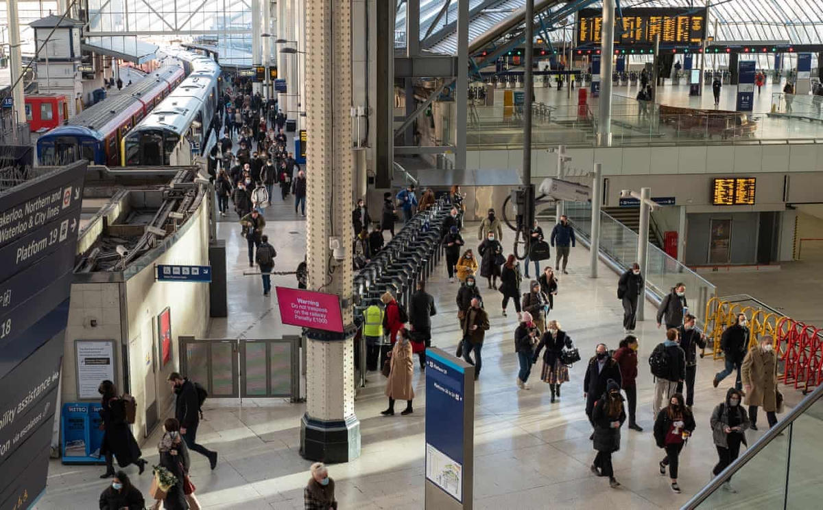 Vô số hành khách xuống tàu tại ga Waterloo. Ảnh: The Guardian.