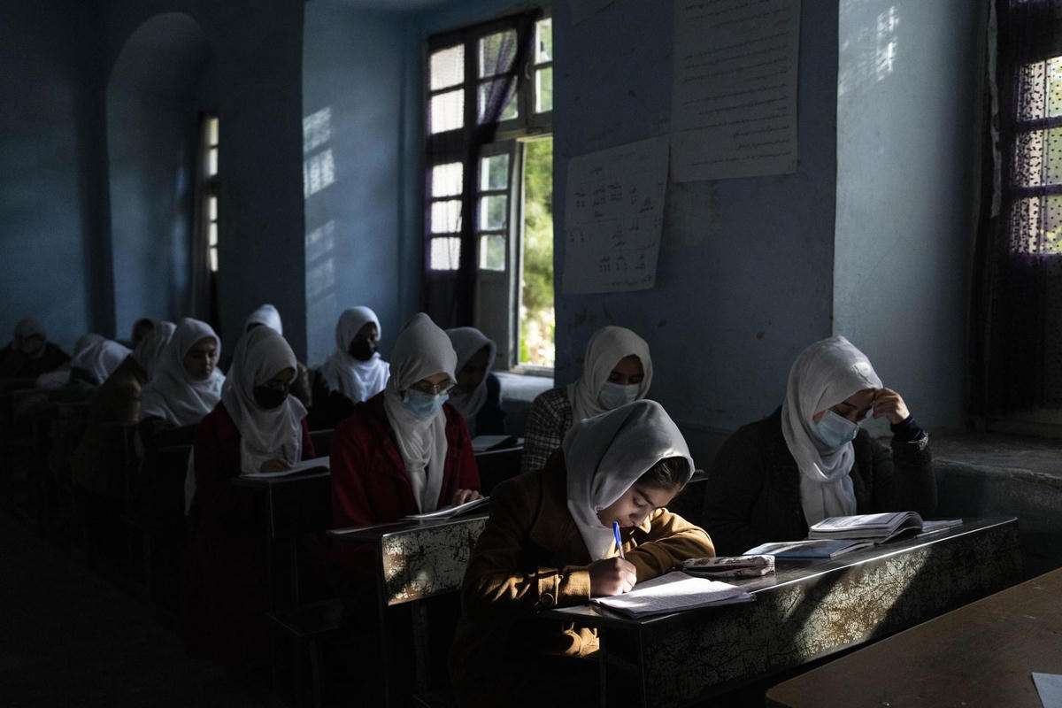 Trước đó, hầu hết các trường học tại Afghanistan đã phải đóng cửa vì đại dịch Covid-19. Ảnh: AP.