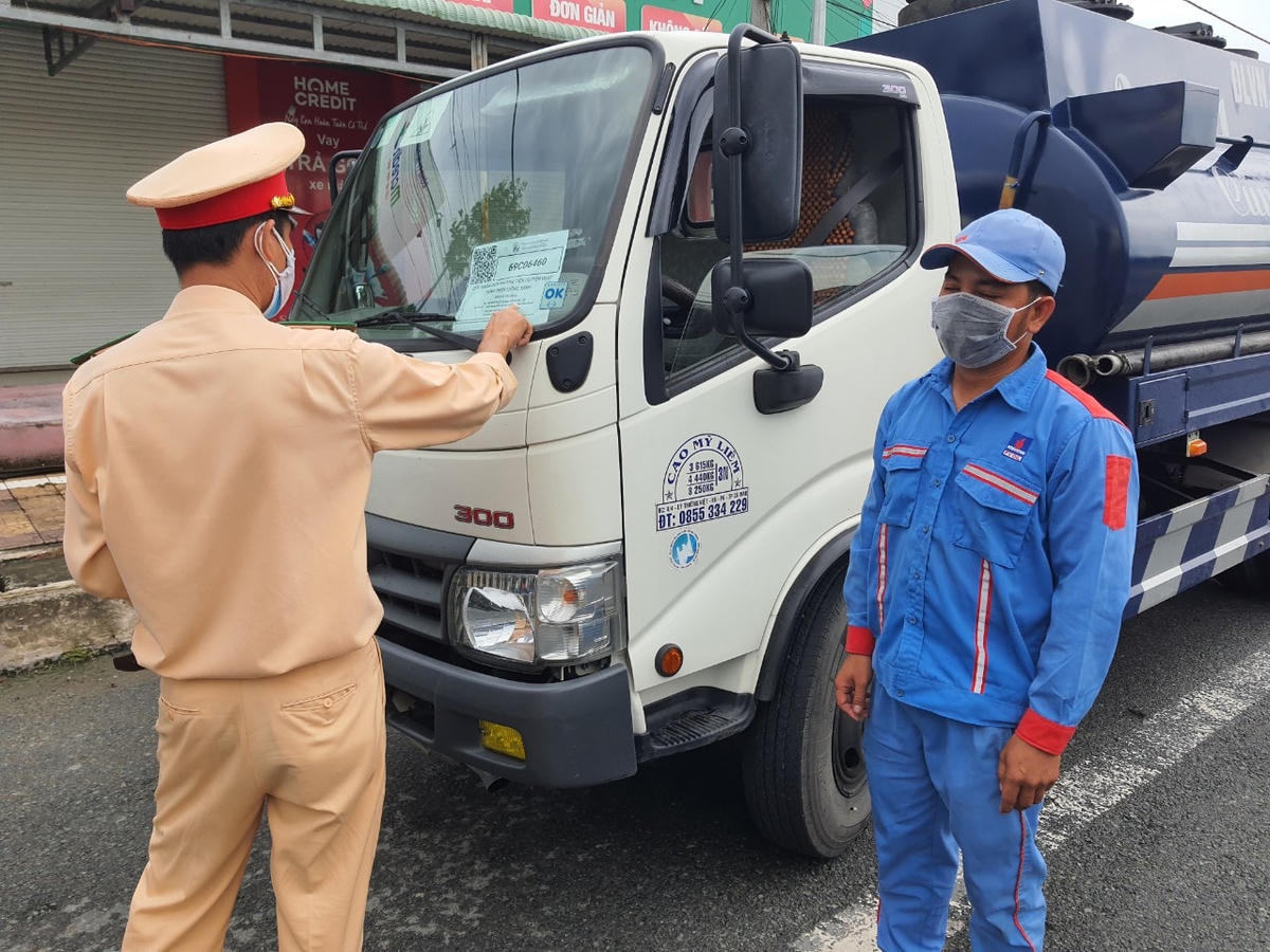Kiểm soát chặt xe và tài xế.