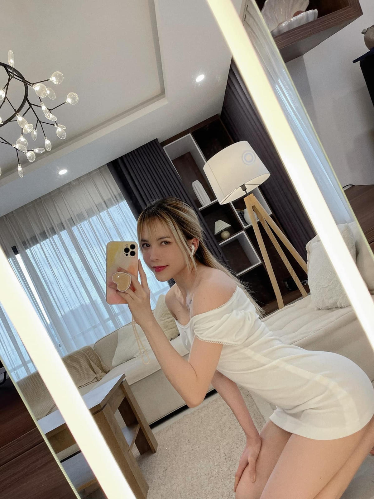 Cùng ngày, không biết là vô tình hay không mà Thiều Bảo Trâm cũng có dòng tâm trạng trách cứ vu vơ: "Iu thì nói đi ... mắc gì tim tim xong im ...”.