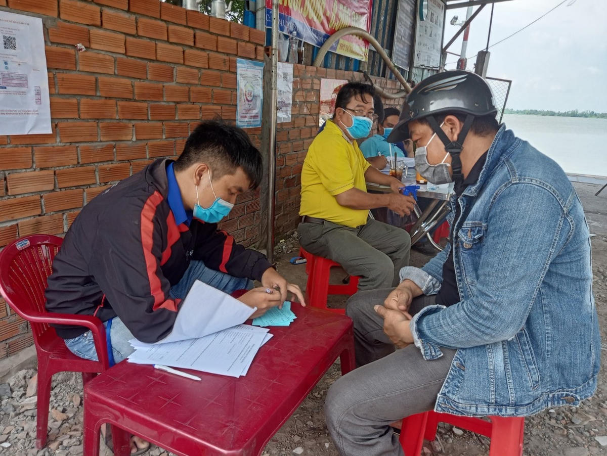 Người dân thực hiện khai báo y tế và lịch trình khi đi vào TP Cần Thơ.