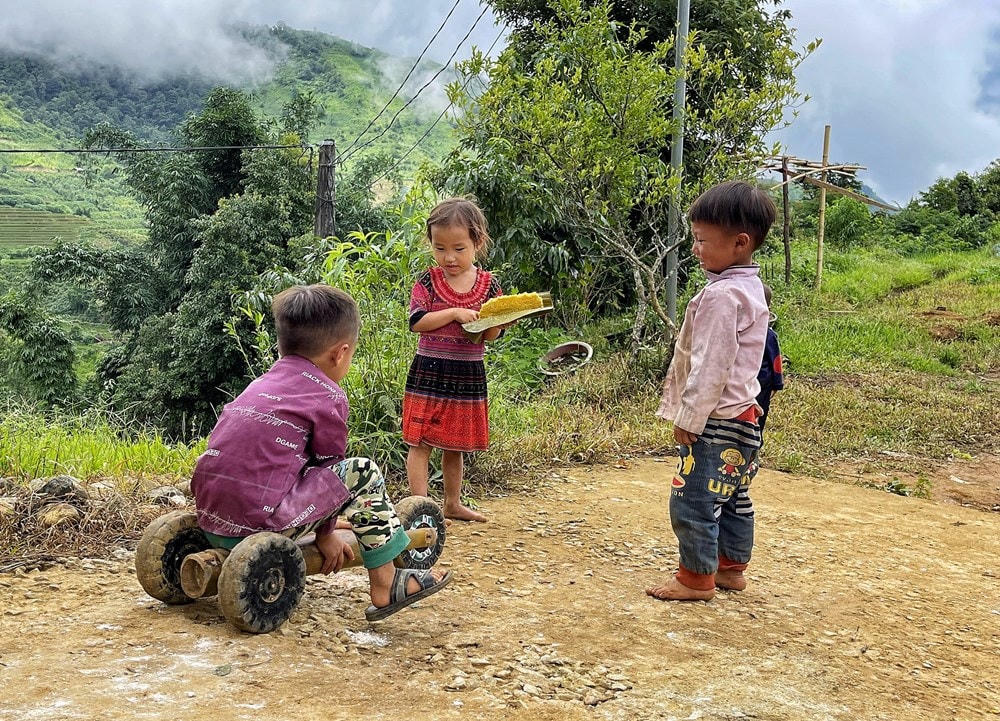 Chúng mang xe ra đường thử chạy ngay. Trông đơn giản vậy, nhưng được sở hữu 'siêu xe' này là cũng phải thuộc hàng 'gia đình có điều kiện. Ảnh: Mai Mai/Vietnam+.  