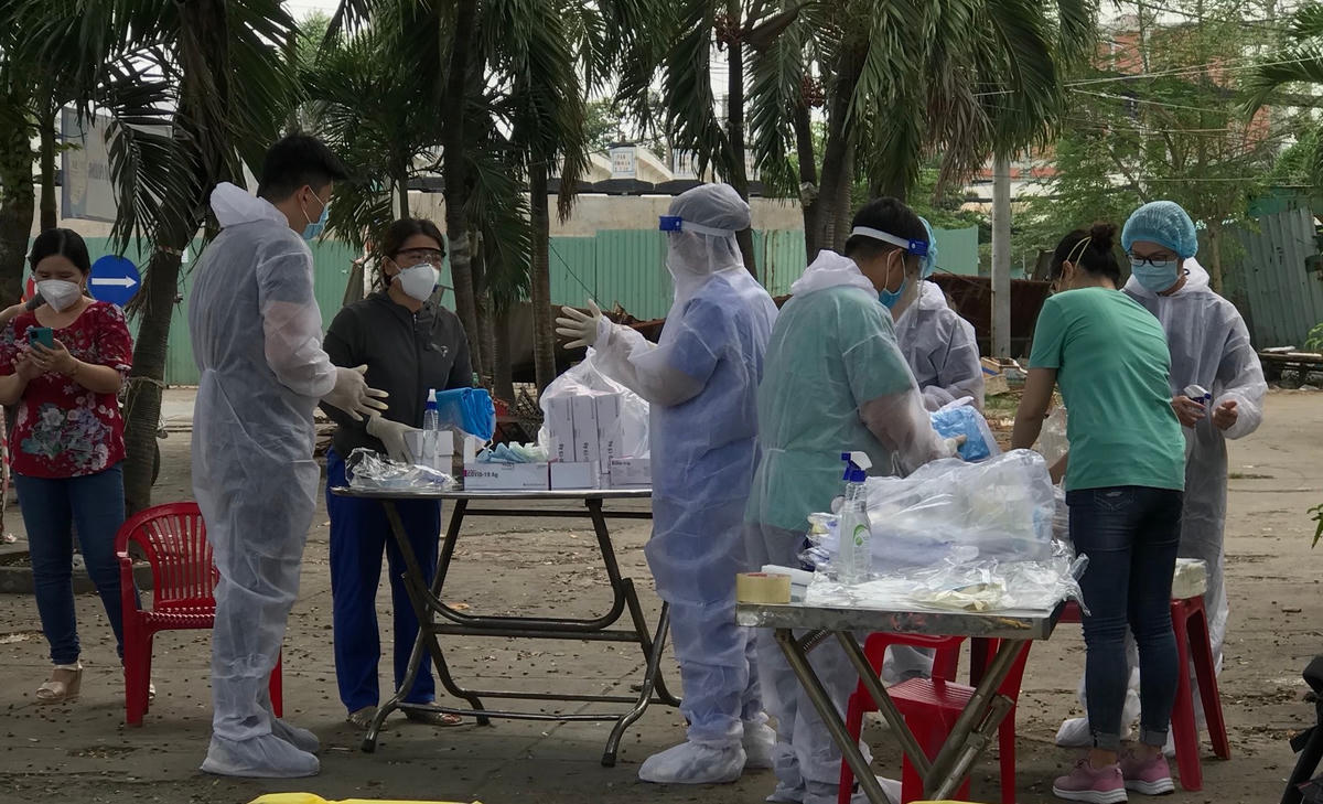 Chị Phúc đi theo đoàn y bác sỹ 115 triển khai test nhanh Covid-19. Theo chị Phúc, tại phường Tân Tạo và phường Bình Trị Đông B, dân cư chủ yếu là người thuộc khu công nghiệp, dân lao động tư do, về kỹ năng phòng chống dịch và chấp hành các quy định pháp luật nhằm đảm bảo lây lan dịch bệnh còn hạn chế. Do đó mà việc lây lan tại địa bàn này rất nhanh.