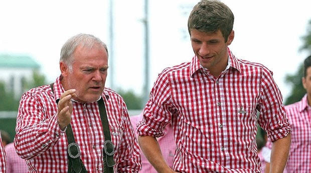 Hermann Gerland và Thomas Mueller. (Nguồn: DFB).