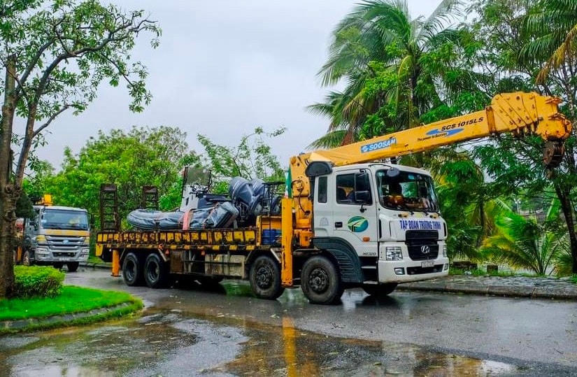 Trong đêm 18/10, Tập đoàn ra quyết định táo bạo: “sử dụng ngay các phương tiện tối tân và hiện đại nhất để giúp dân vùng lũ bị cô lập”.