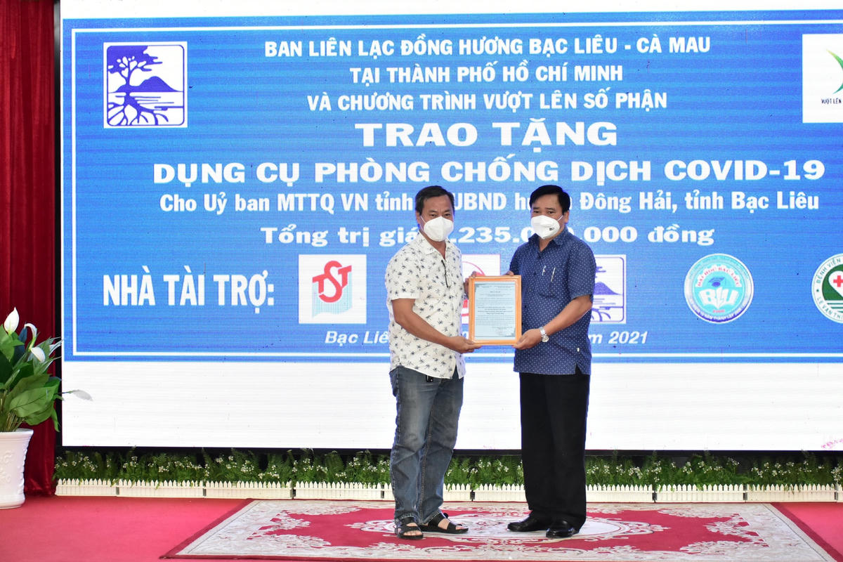 Phó chủ tịch UBMTTQ tỉnh Bạc Liêu Trần Doãn Cầm cảm ơn sâu sắc đến Ban liên lạc đồng hương Bạc Liêu - Cà Mau tại TP HCM và các nhà tài trợ thời gian qua đã quan tâm, đồng hành cùng tỉnh trong công tác phòng, chống dịch Covid-19 của tỉnh