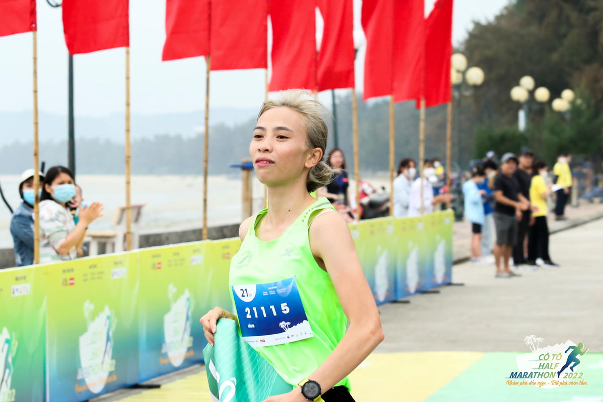 VĐV Đoàn Thu Hằng (21115) đã giành chiến thắng ở hạng mục 21 km nữ.