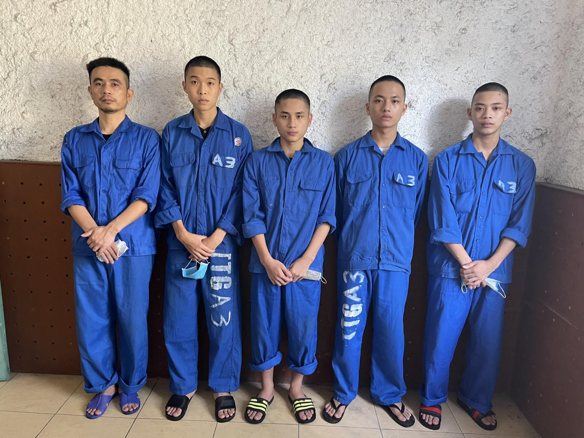 Nhóm đối tượng tại cơ quan điều tra.